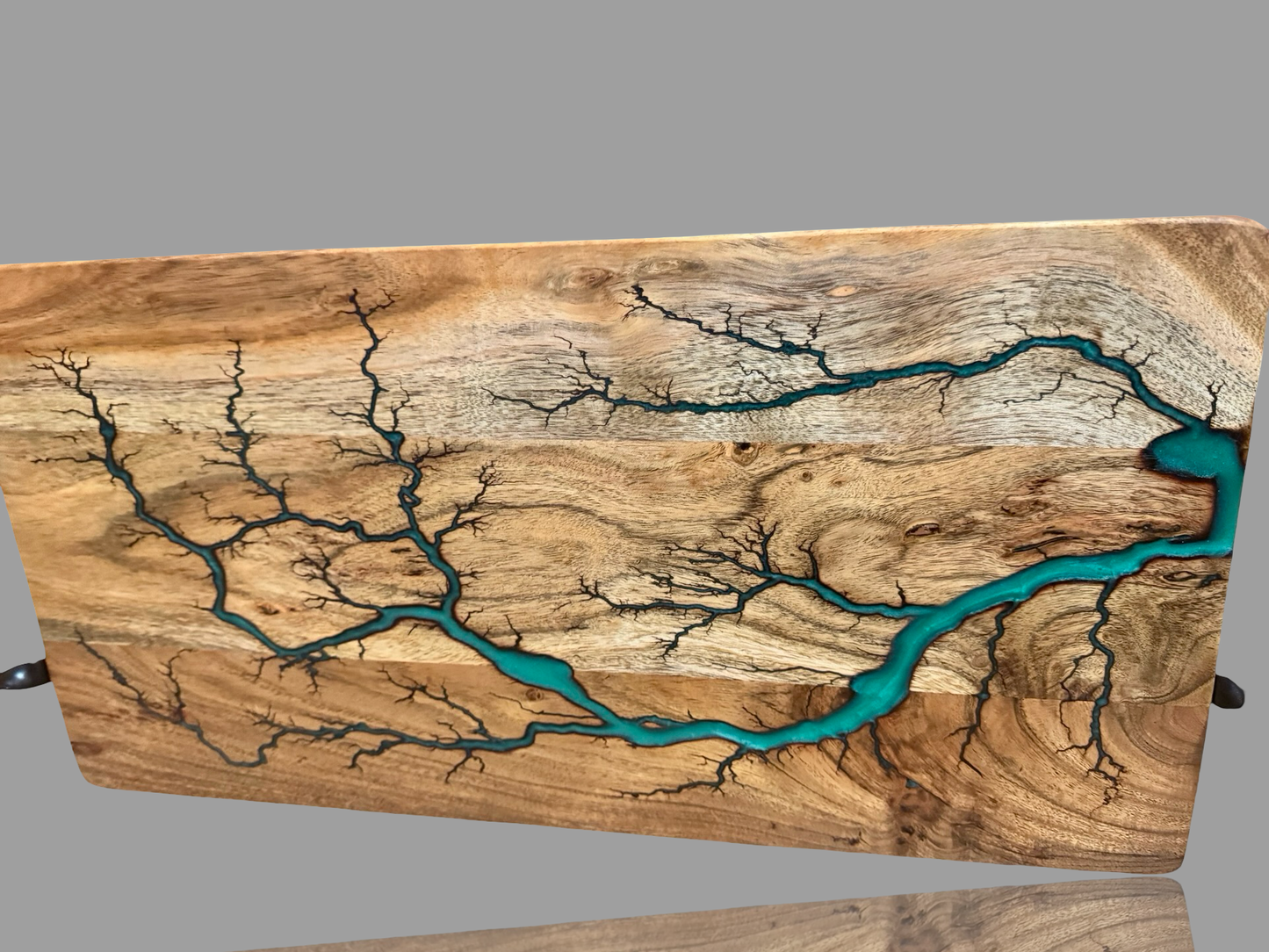 Handcrafted resin serving board gift idea with fractal burning by Fractal Flow Designs – Bairnsdale, Victoria.
Australia wide shipping.