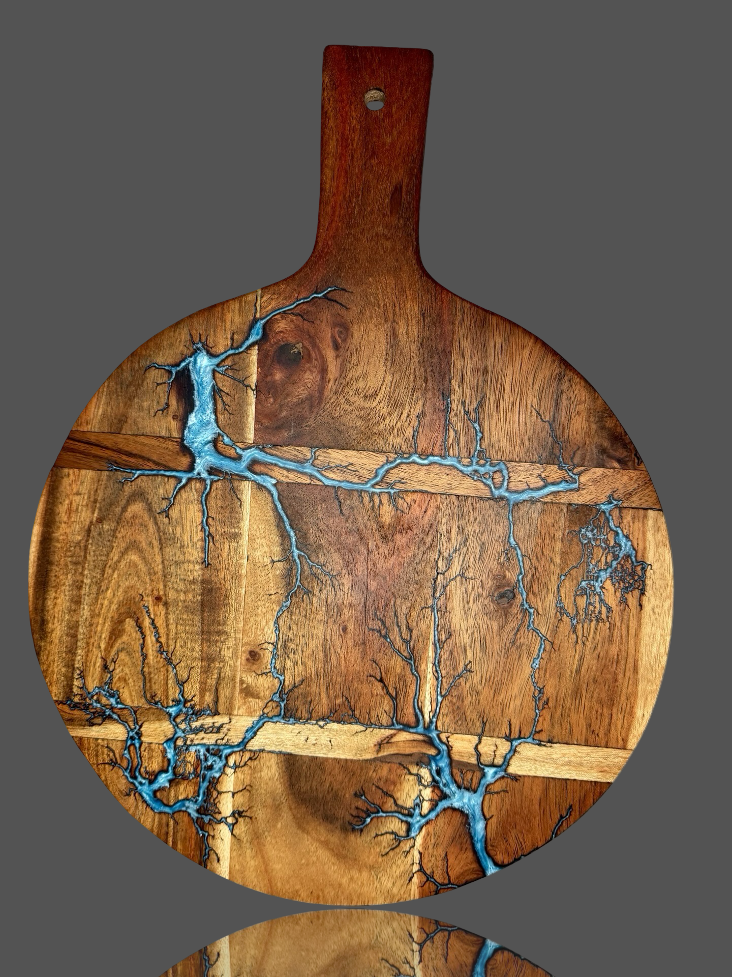 Fractal Flow Designs round charcuterie paddle – Australian-made in Bairnsdale. Perfect for entertaining, gifting, and stocking in boutique gift shops Australia-wide
