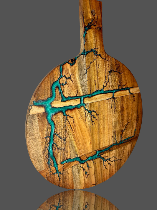 Resin-accented round paddle board by Fractal Flow Designs – crafted in Bairnsdale with Australian wood. A premium gift item for foodies, hosts, and BBQ events.